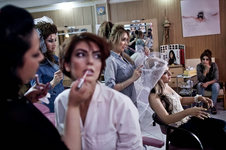 Kobiety w salonie piękności. Mężczyźni nie mogą tu ani wejść, ani znaleźć zatrudnienia.
Fot. Hossein Fatemi